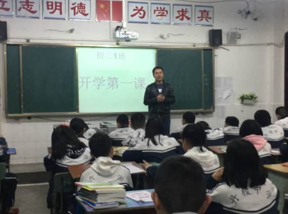 �Ĵ�üɽ�е�����ѧ������һ��ȷ����ѧ��У԰������Ȼ����