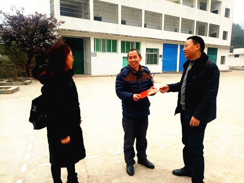 �ﴨ�����������ѧУ ����չ����ǰ�߷�ο������ů�