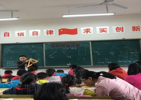 ��������У��չ�½���ʦ�㱨��չʾ�